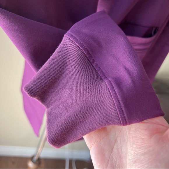 Brand new FIGS Bellery Scrub Jacket XS LIMITED Deep Purple - Picture 3 of 4